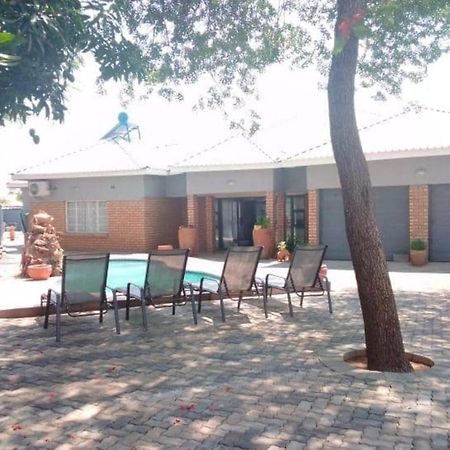 Chitova'S Guesthouse Victoria Falls Exterior foto