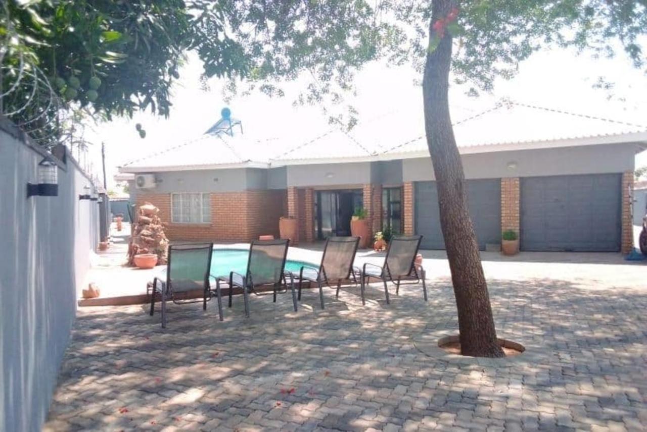 Chitova'S Guesthouse Victoria Falls Exterior foto