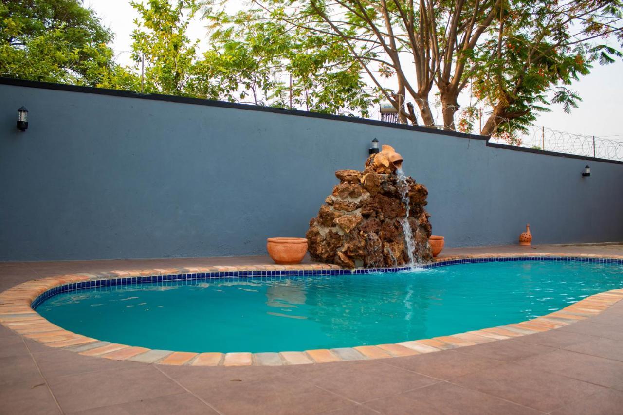 Chitova'S Guesthouse Victoria Falls Exterior foto