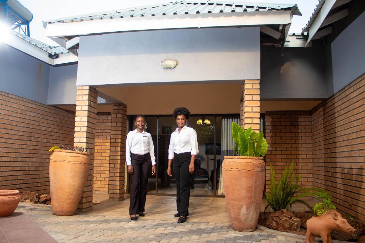 Chitova'S Guesthouse Victoria Falls Exterior foto